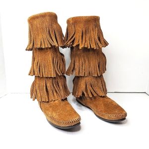 Minnetonka 3 layer fringe boot, Size 6. Brown.